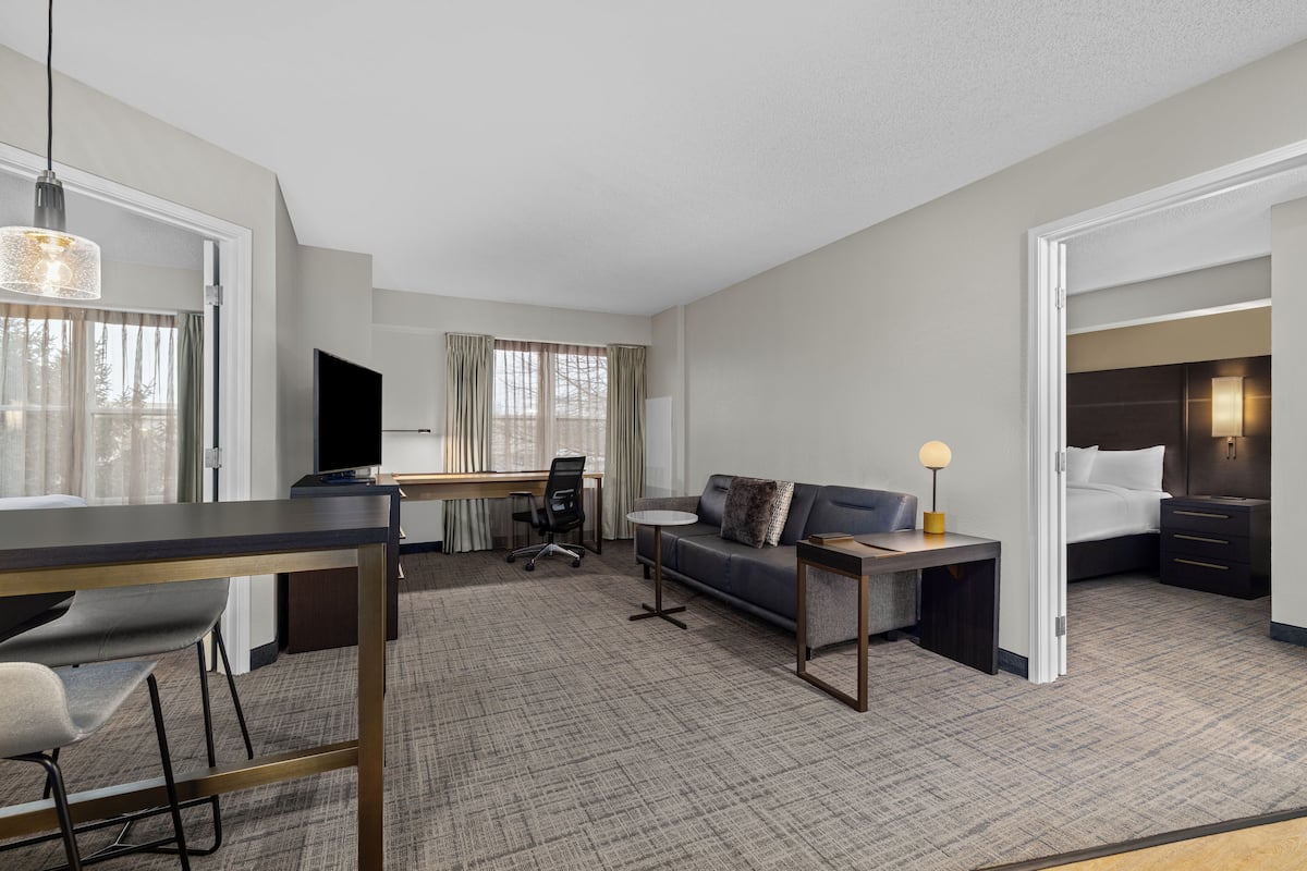 Een kluis op de kamer, een bureau, een strijkplank/strijkijzer