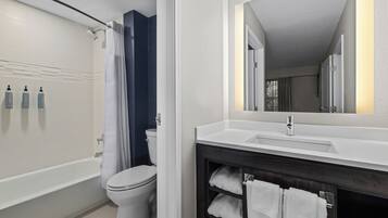 Suite - 1 soveværelse (Mobility/Hearing Accessible, Tub) | Badeværelse | Gratis toiletartikler, hårtørrer, håndklæder