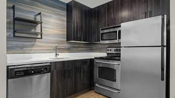 Full-size fridge, microwave, stovetop, dishwasher