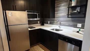 Full-size fridge, microwave, stovetop, dishwasher