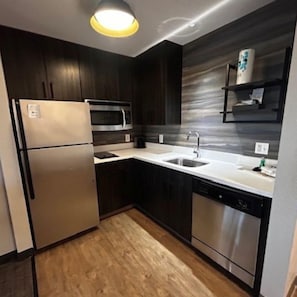 Frigorífico grande, microondas, placa de cocina y lavavajillas