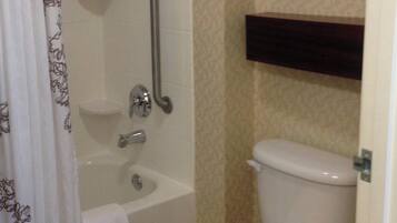 Kostenlose Toilettenartikel, Haartrockner, Handtücher