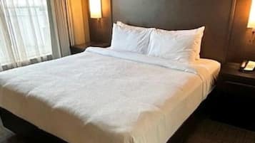 Värdeförvaringsskåp på rummet, skrivbord och strykjärn/strykbräda