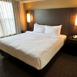 客房内保险箱、办公桌、熨斗/熨衣板、免费 WiFi