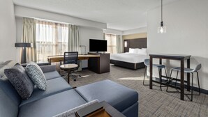 办公桌、熨斗/熨衣板、免费 WiFi、闹钟