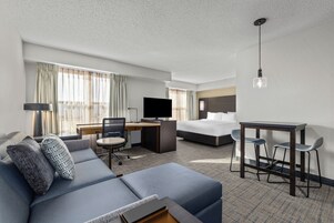 Escritorio, tabla de planchar con plancha, wifi gratis y ropa de cama 