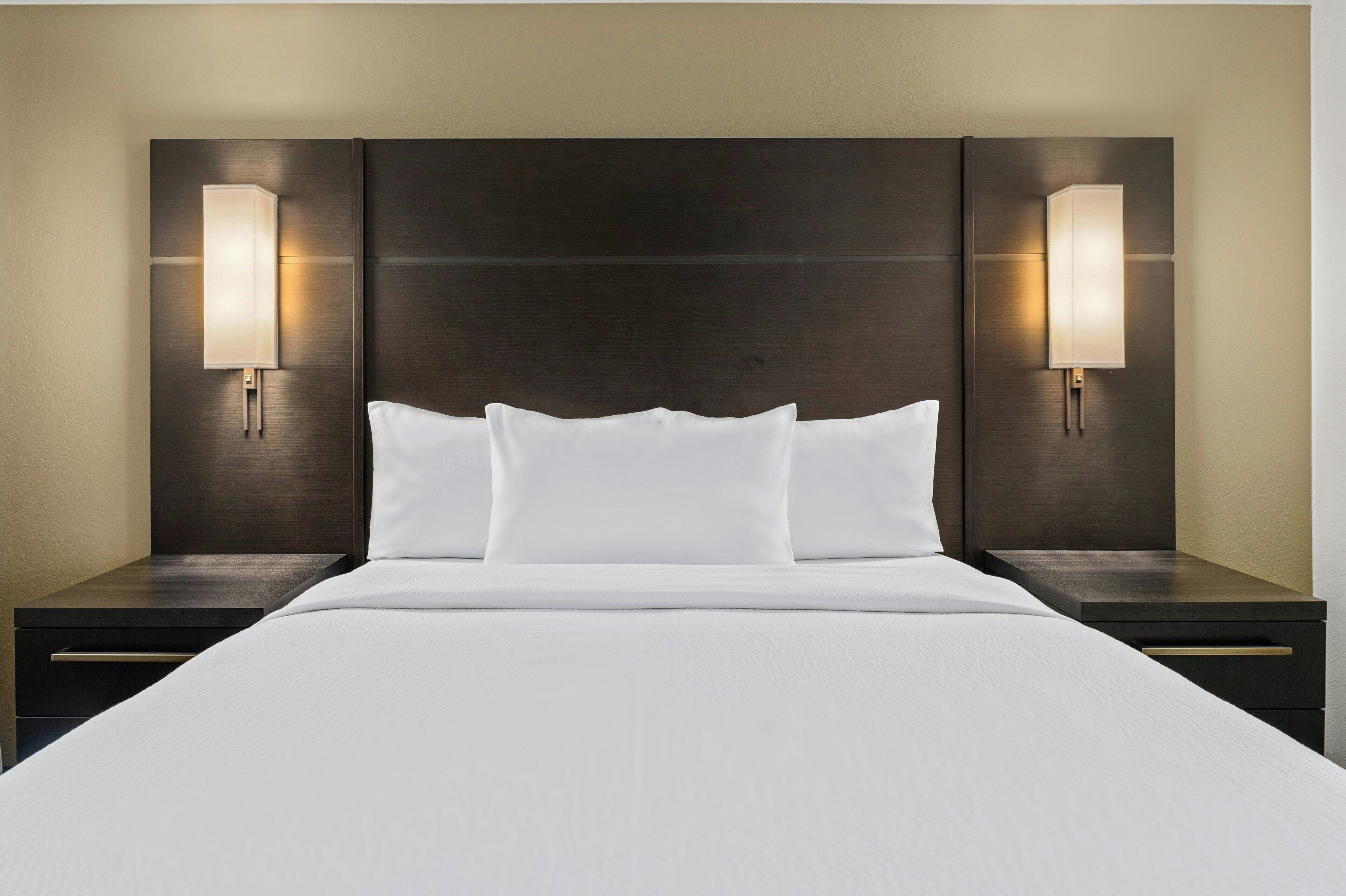 Estudio, 1 cama King size y sofá cama | Escritorio, tabla de planchar con plancha, wifi gratis y ropa de cama 