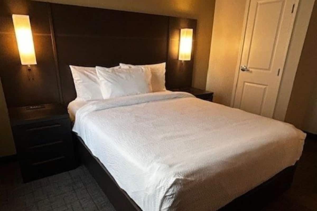 In-room safe, desk, iron/ironing board, free WiFi