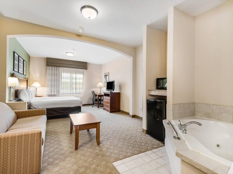 Escrivaninha, ferros/tábuas de passar roupa, berços grátis