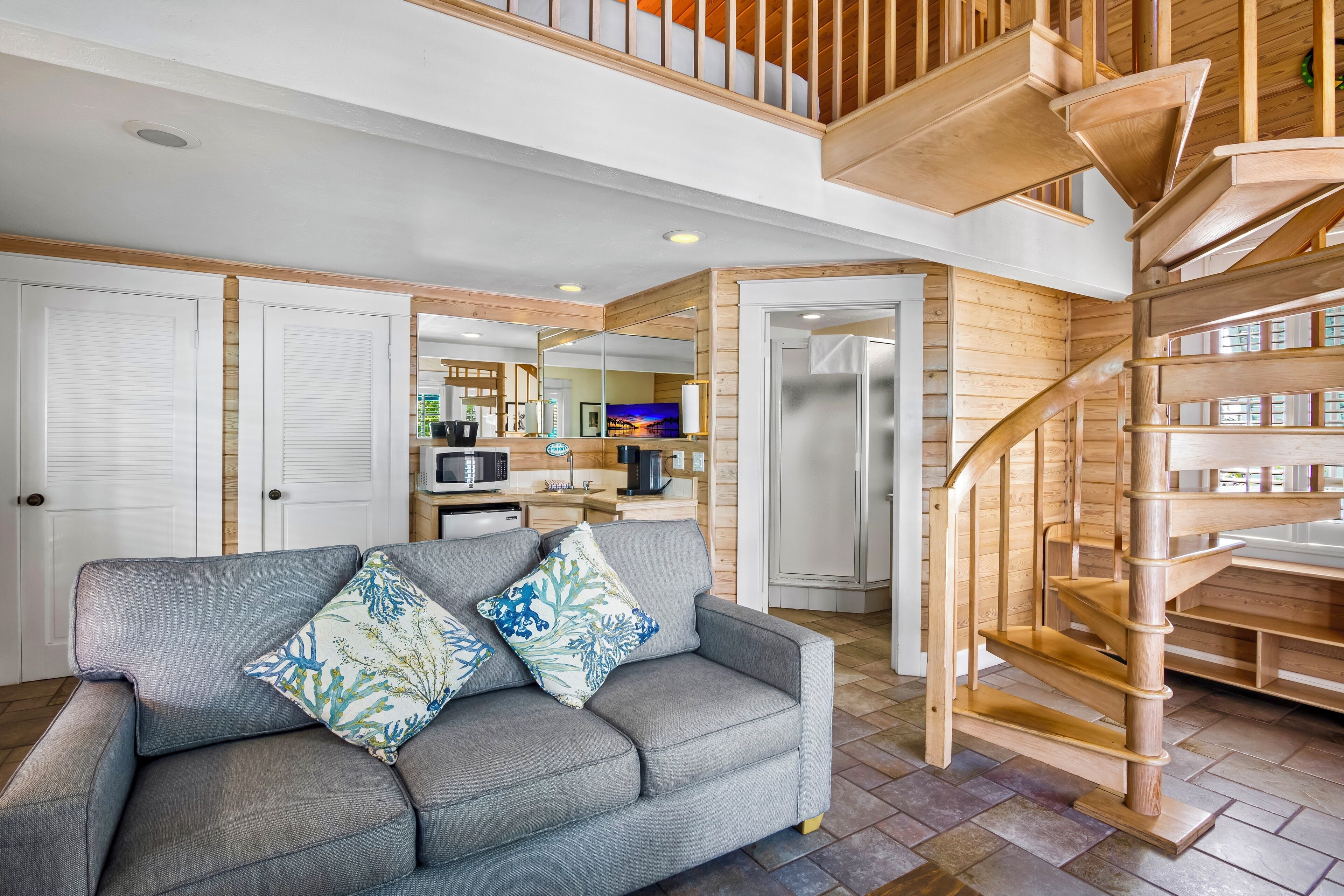 디럭스 로프트 | 거실 공간 | 케이블 채널 시청이 가능한 32인치 스마트 TV, 책