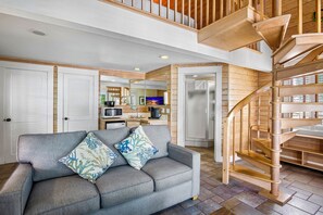 Loft Deluxe | Área de sala de estar | Smart TV de 32 pulgadas con canales por cable y libros 