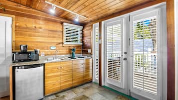 Studio Suite | Private kitchen | Mini-fridge, microwave, coffee/tea maker