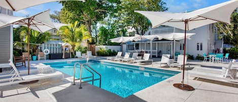 Piscine extérieure, parasols de plage, chaises longues