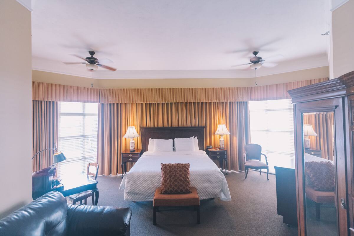 Ruby Diamond King Suite | Trang trí khác biệt, trang bị nội thất với thiết kế riêng biệt, bàn