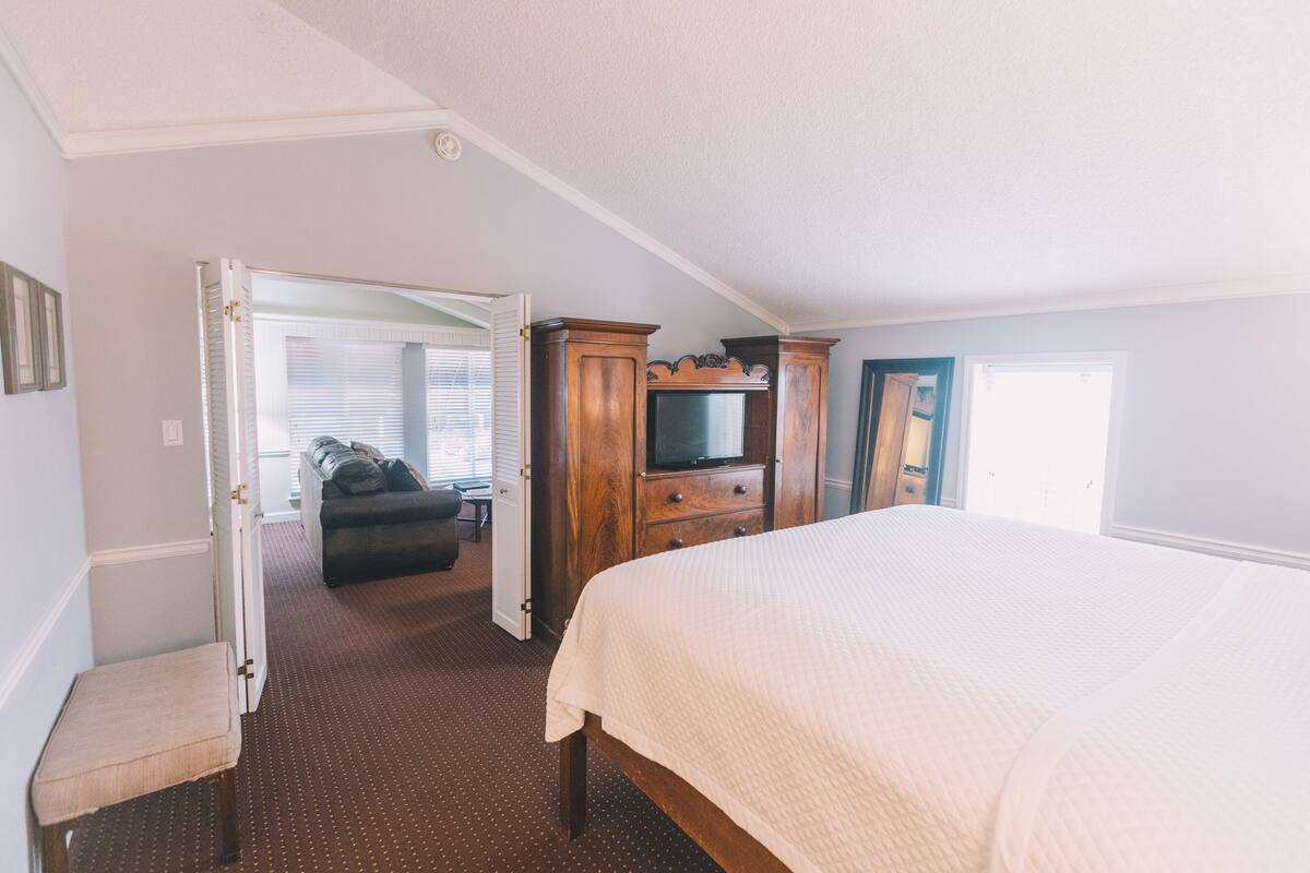 Luxury Suite, City View