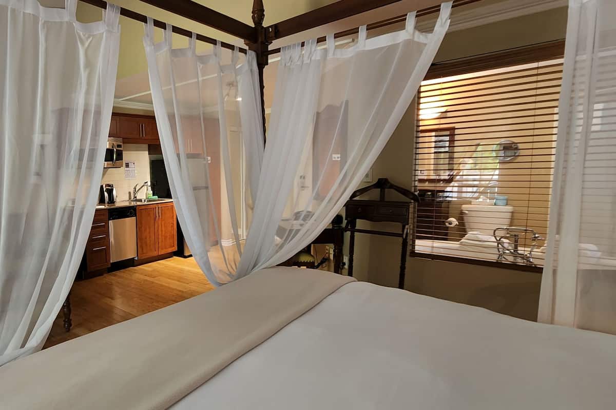 1 Schlafzimmer, hochwertige Bettwaren, Verdunkelungsvorhänge
