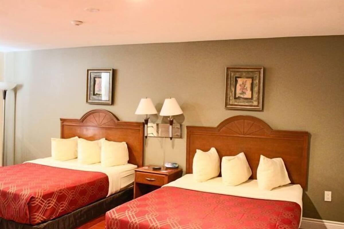 Schreibtisch, Bügeleisen/Bügelbrett, Bettwäsche, Wecker