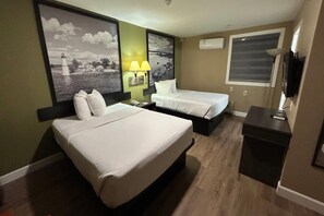 Habitación, 2 camas Queen size, para no fumadores | Escritorio, tabla de planchar con plancha, ropa de cama y despertador 