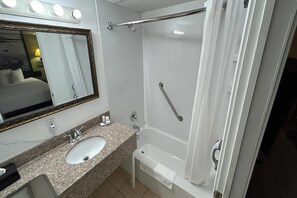 Bañera con ducha, secador de pelo, toallas