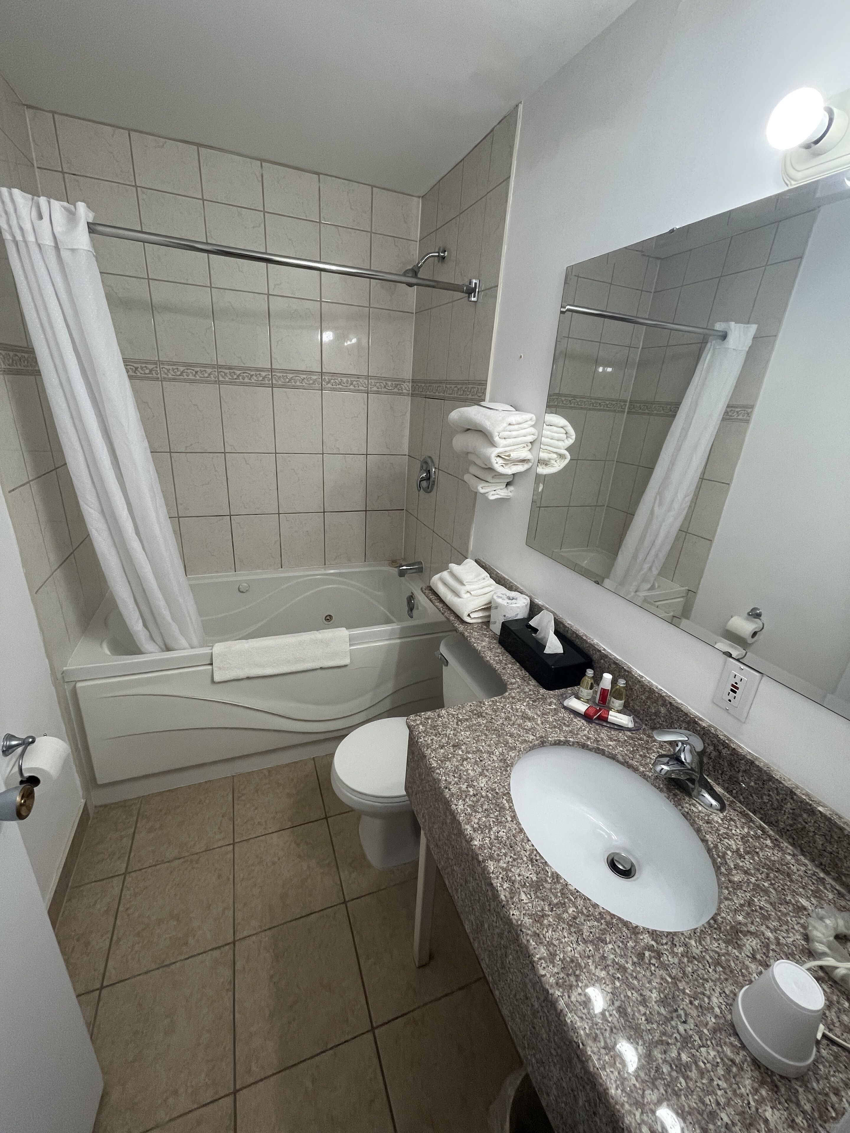 Un baño con bañera, inodoro y lavabo.