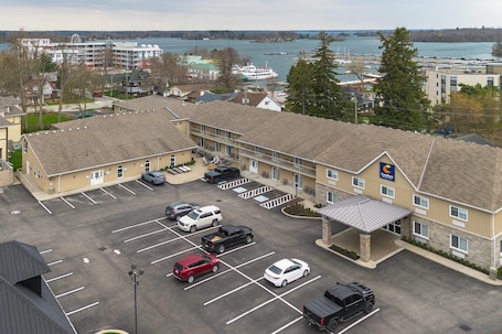 Exterior. Comfort Inn & Suites Thousand Islands Harbour District