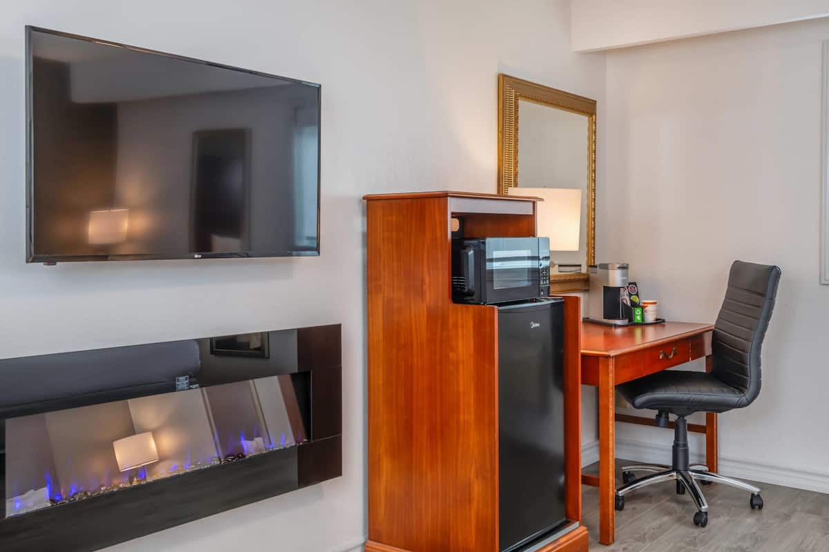 1 king bed, 2 person jet tub suite | blackout curtains, iron/ironing board, free wifi, bed sheets