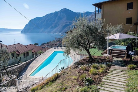 Una piscina al aire libre de temporada