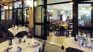 朝食、ディナーに営業
