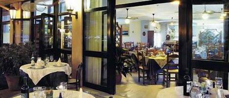 Serveert ontbijt en diner, lokale gerechten