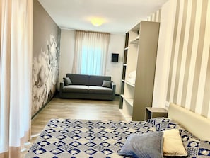 Een minibar, een kluis op de kamer, individueel gedecoreerd, een bureau