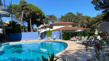 Außenpool, geöffnet von 09:00 Uhr bis 19:00 Uhr, Sonnenschirme