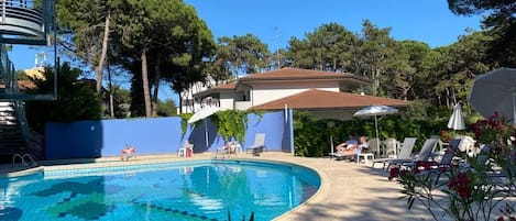 Piscine extérieure, parasols de plage, chaises longues