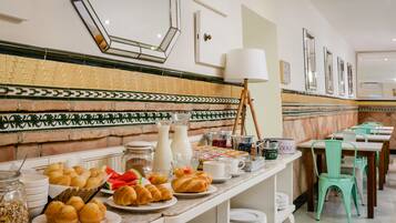 Daily continental breakfast (EUR 12 per person)
