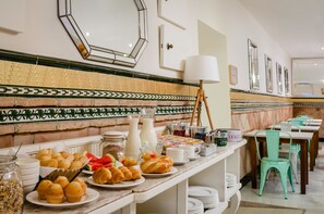 Daily continental breakfast (EUR 12 per person) - Hotel YIT Casablanca (Granada)