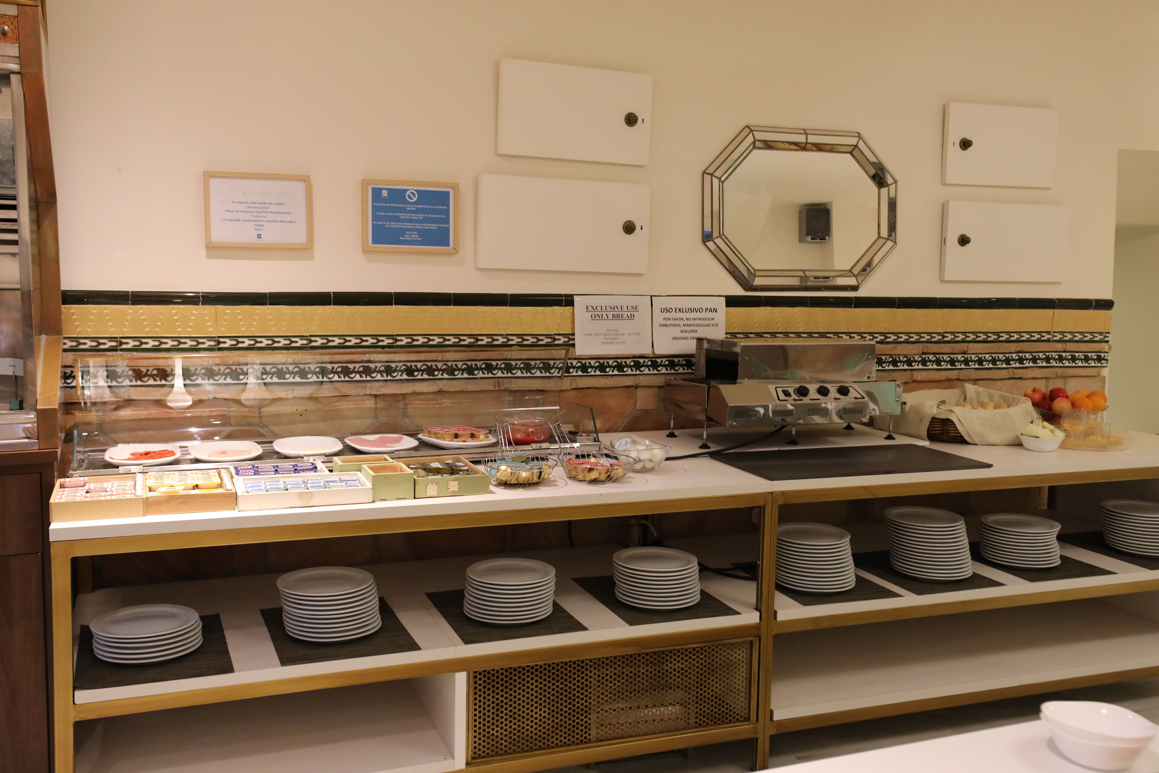 Een buffetgedeelte met diverse etenswaren en een bordje dat exclusief gebruik voor brood aangeeft.