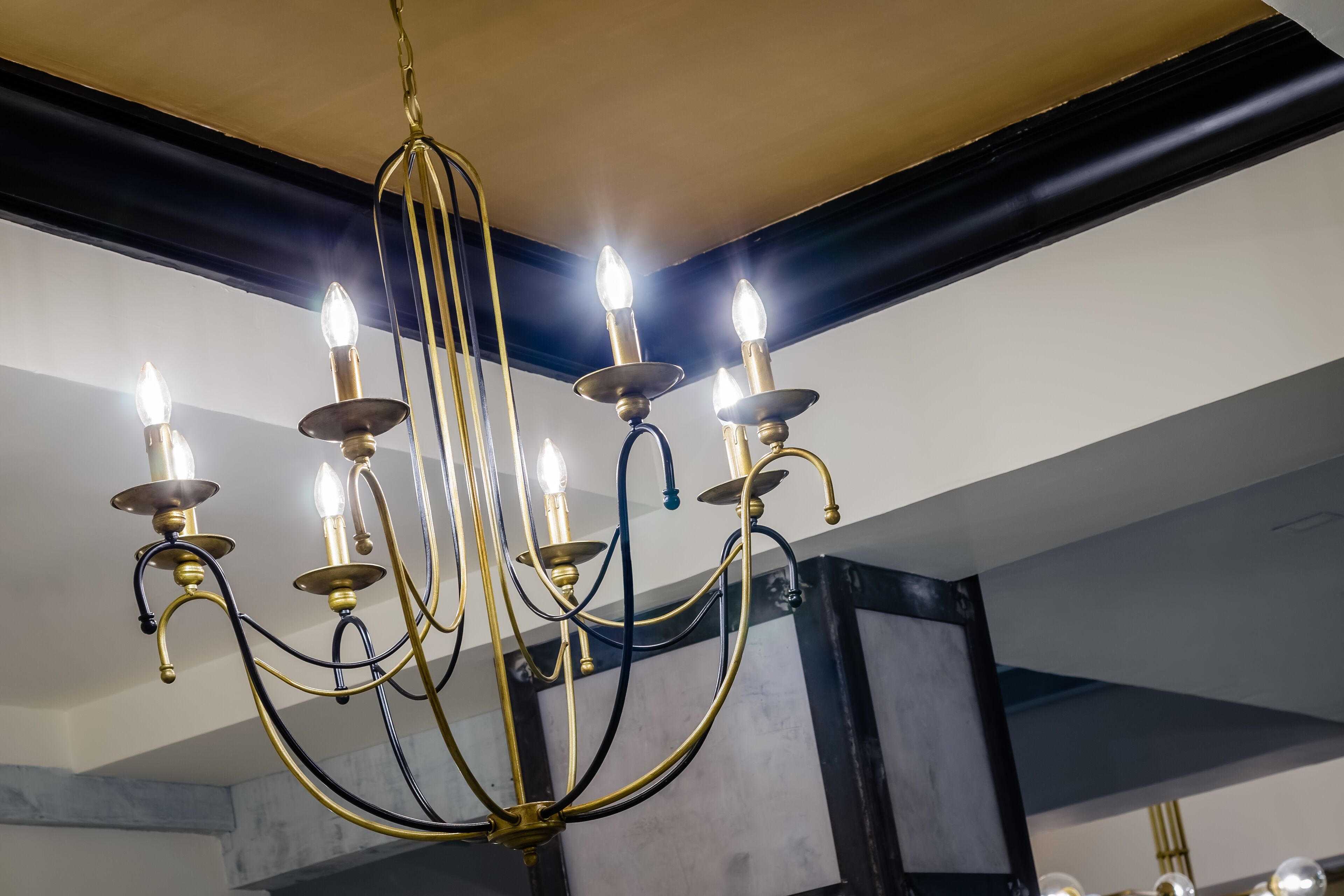 Un lustre doté de plusieurs ampoules.