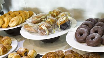 Colazione a buffet, servita tutte le mattine (13 EUR a persona)