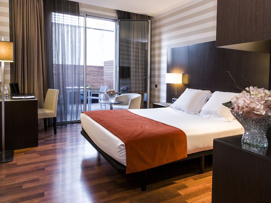 Minibaari, tallelokero huoneessa, työpöytä