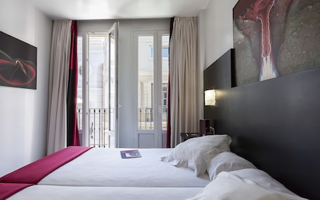 Double Room, 3 Twin Beds, City View (with extra bed) | Premium bedding, in-room safe, individually decorated, desk
