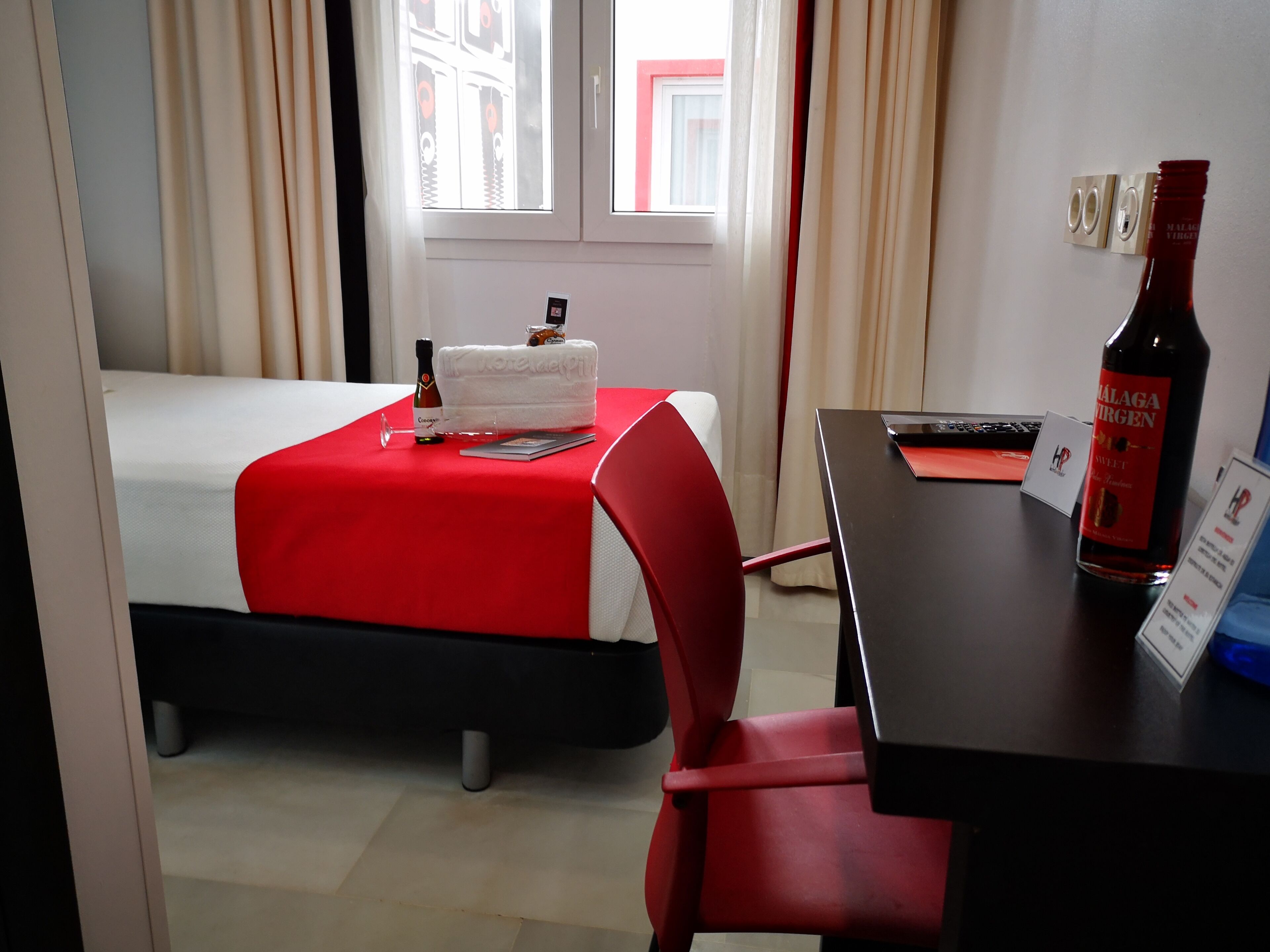 single room | premium bedding, in-room safe, individually decorated, desk