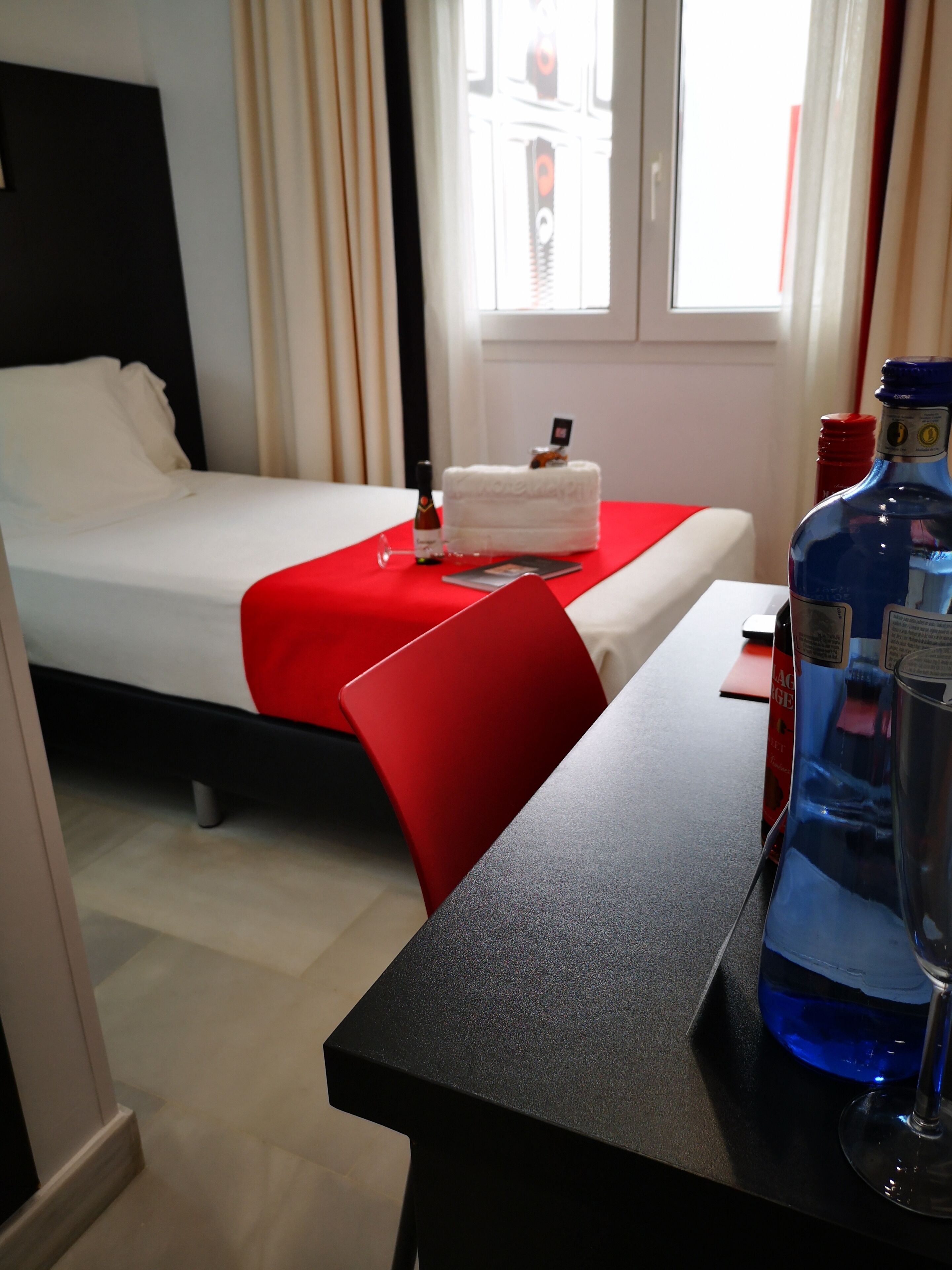 single room | premium bedding, in-room safe, individually decorated, desk