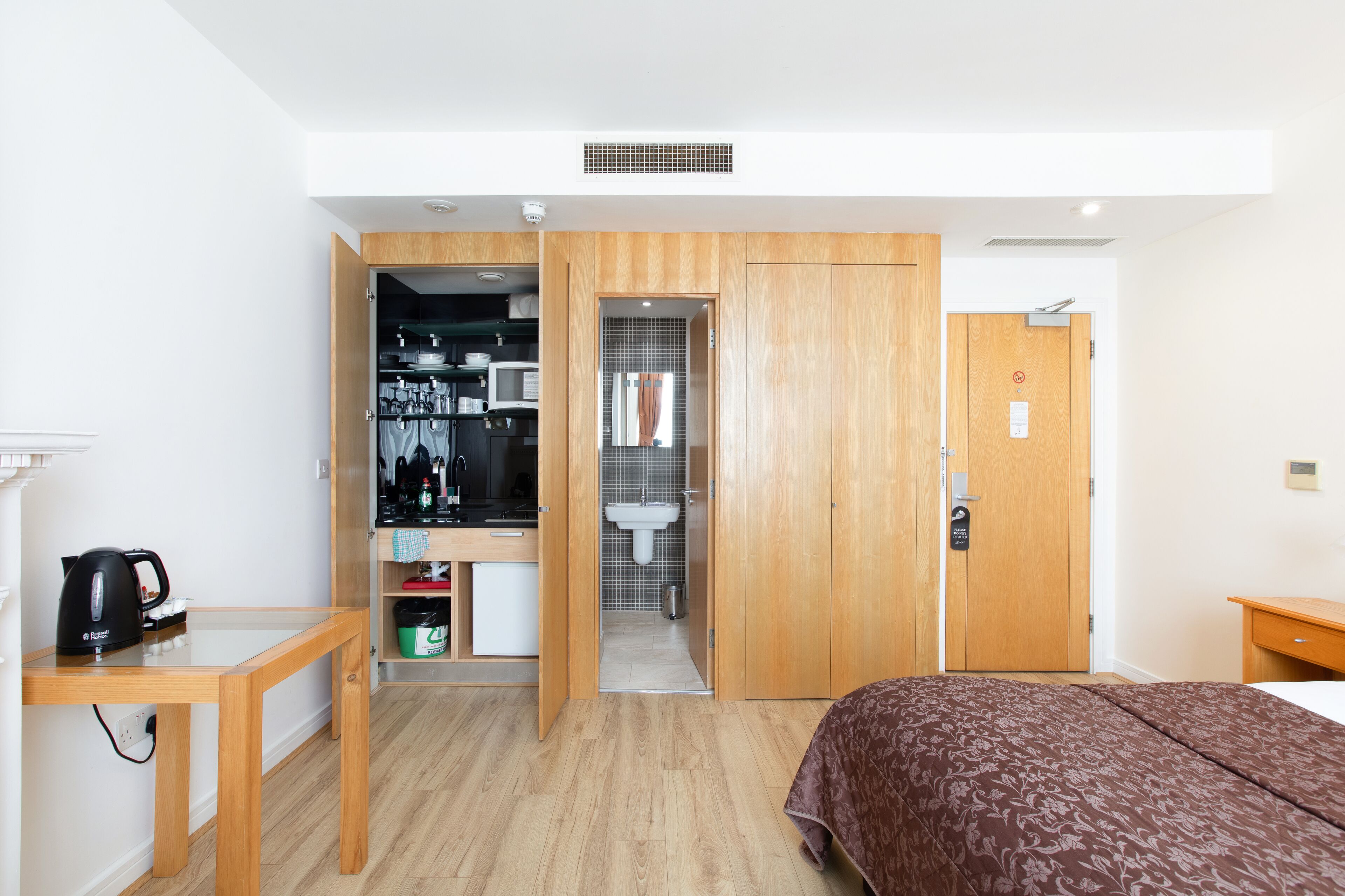 executive studio suite | in-room safe, desk, iron/ironing board, free wifi