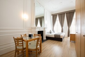 Familie-studiosuite | Safe på rommet, skrivebord, strykejern/-brett og wi-fi (inkludert)