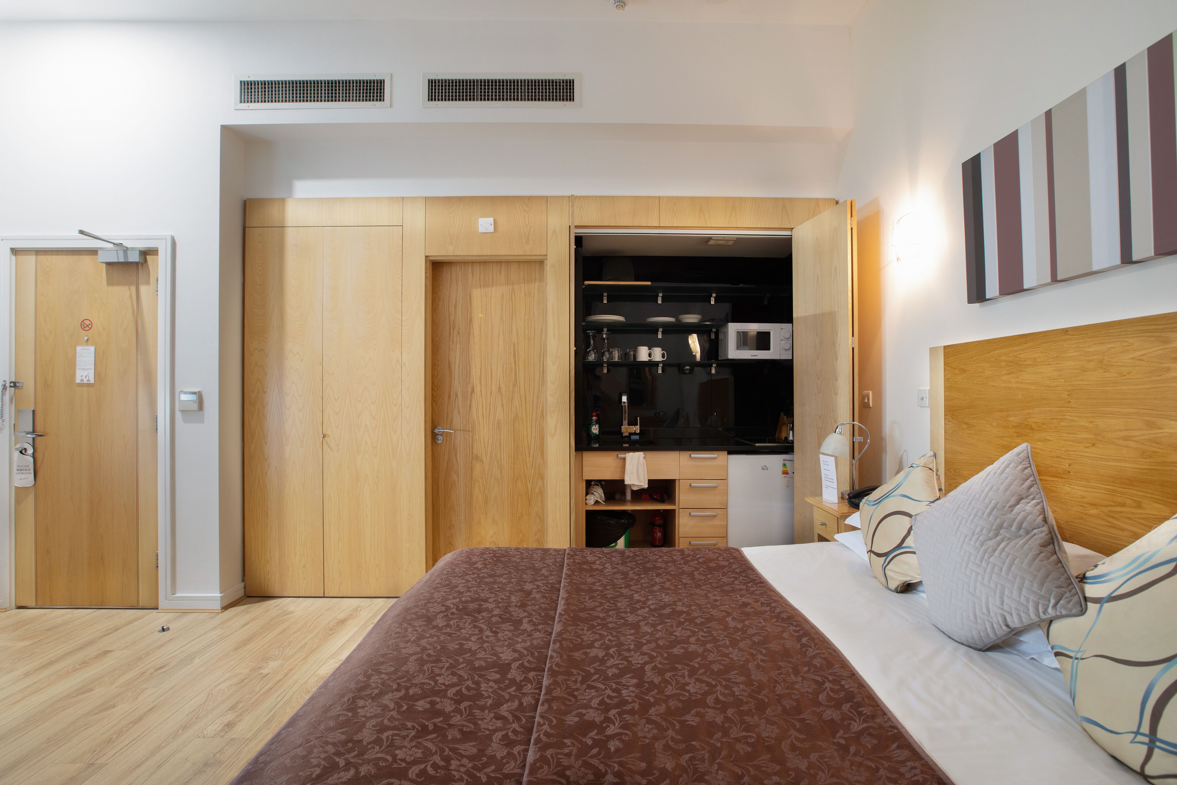 deluxe studio suite | in-room safe, desk, iron/ironing board, free wifi