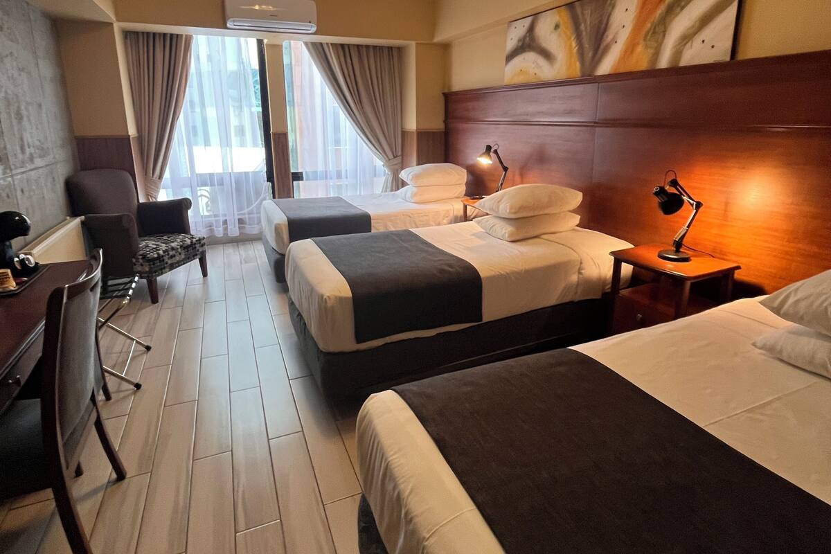 Superior Triple Room | Peralatan tempat tidur premium, katil Tempur-Pedic, bar mini 