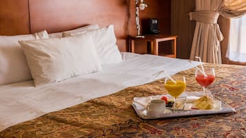 高級寢具、Tempur-Pedic 床墊、迷你吧、客房內保險箱