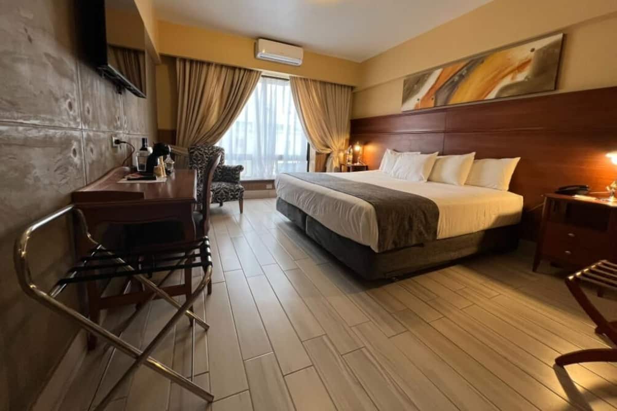 Peralatan tempat tidur premium, katil Tempur-Pedic, bar mini 