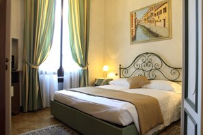 Italienische Bettbezüge von Frette, Minibar, Zimmersafe, Schreibtisch