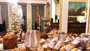 A buffet table with various types of cakes and pastries. - Villa Ducale (Dolo)