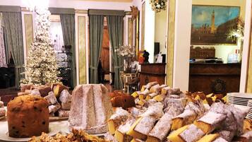 Breakfast, lunch, dinner served; seafood, garden views